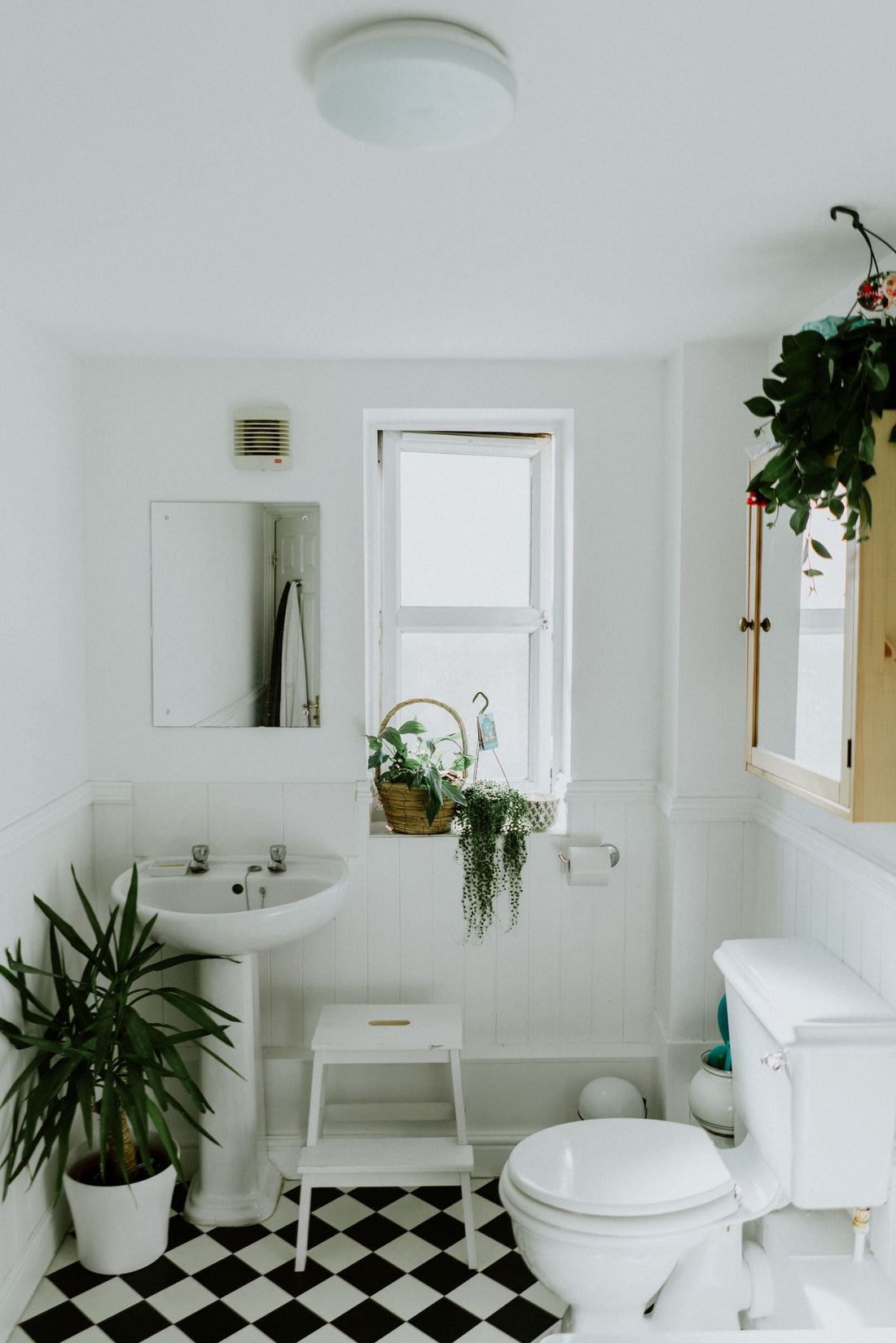 5 Easy Ways to Make Your Small Bathroom Feel Bigger