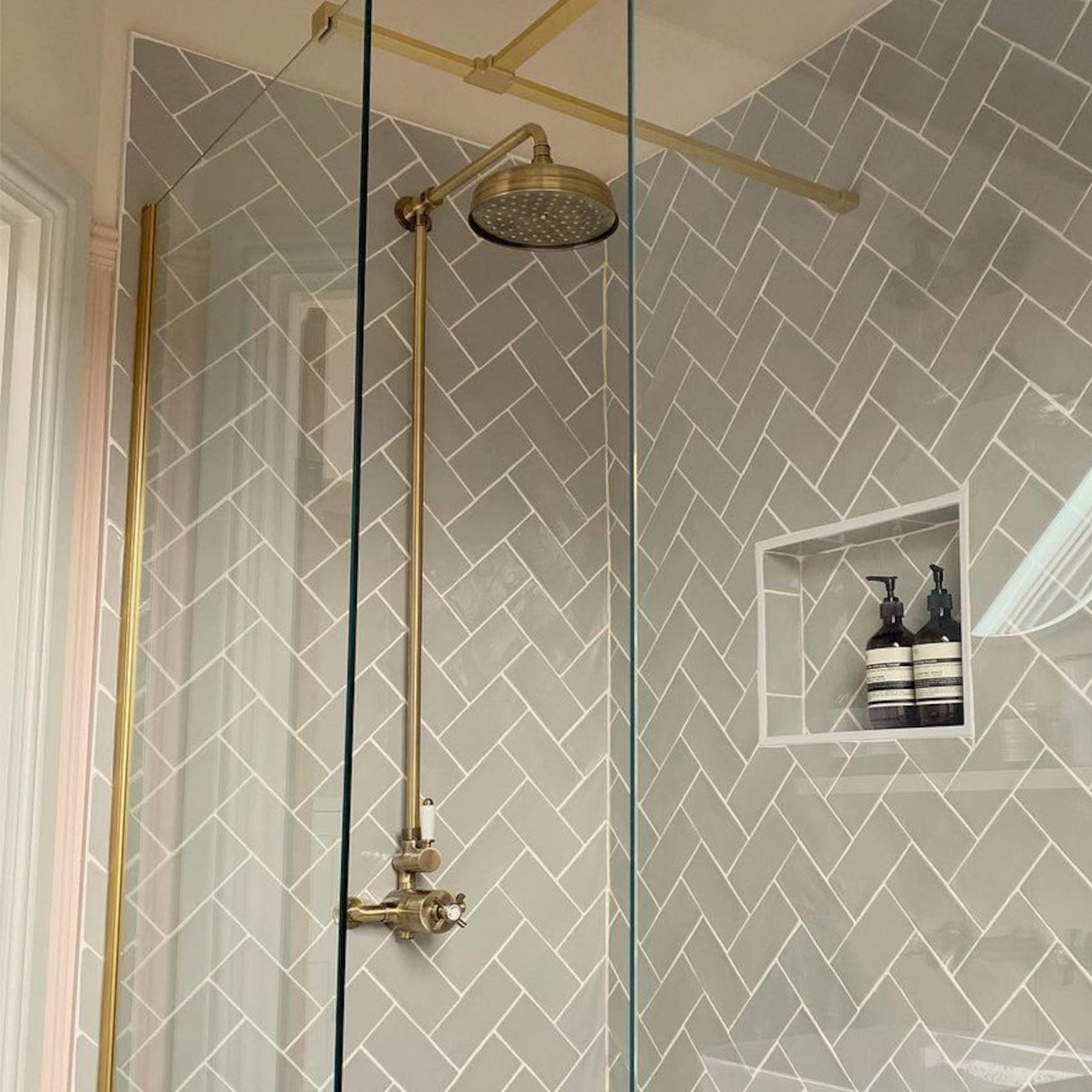 Windsor traditional thermostatic shower set single outlet incl. angled riser rail, rain shower head 200mm - antique brass