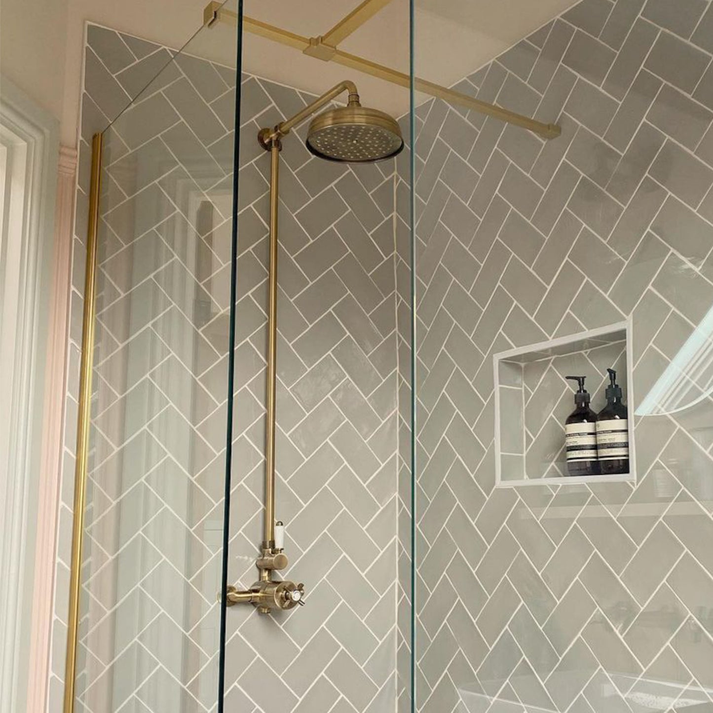 Windsor traditional thermostatic shower set single outlet incl. angled riser rail, rain shower head 200mm - antique brass